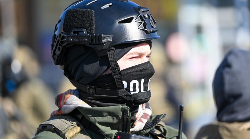 Gobernadora de Nueva York arremete contra ICE por muerte de refugiado y arresto estudiante